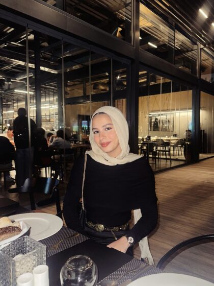 Shoulder blouse in black