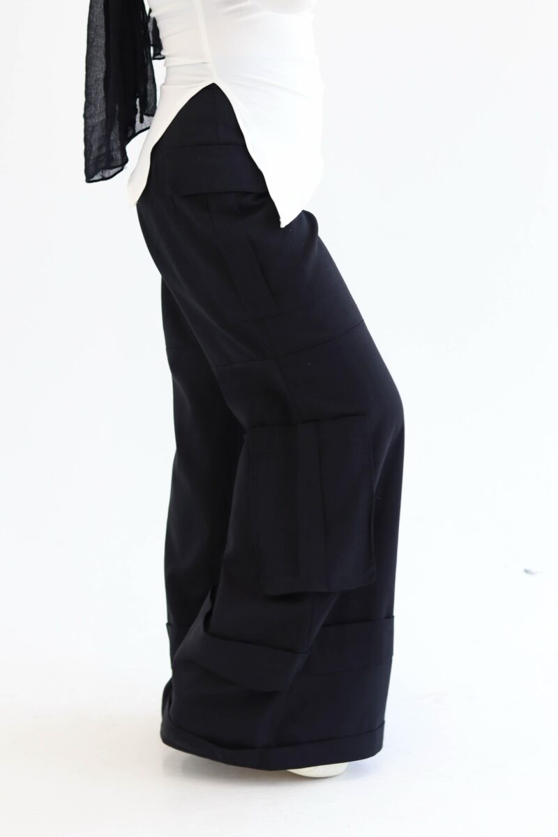 Cargo pants in black - Image 2