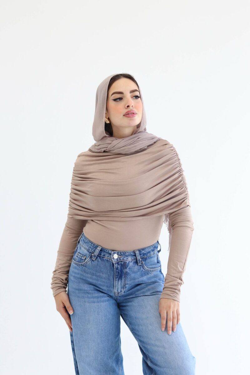 Shoulder blouse in cafe - Image 3