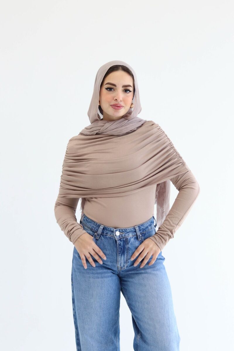 Shoulder blouse in cafe - Image 2