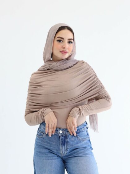 Shoulder blouse in cafe