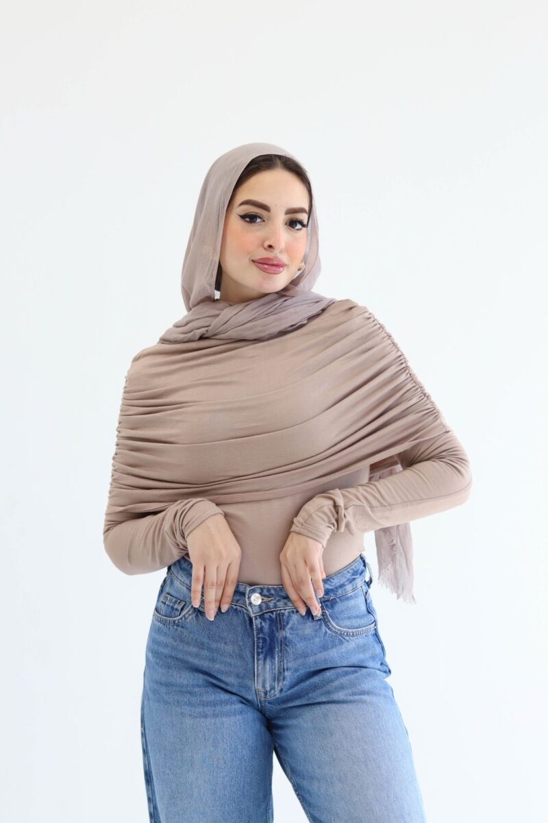 Shoulder blouse in cafe